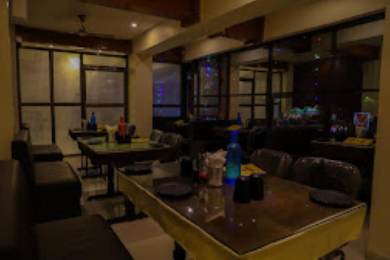 Hotel Vaibhav,Akola Zewnętrze zdjęcie