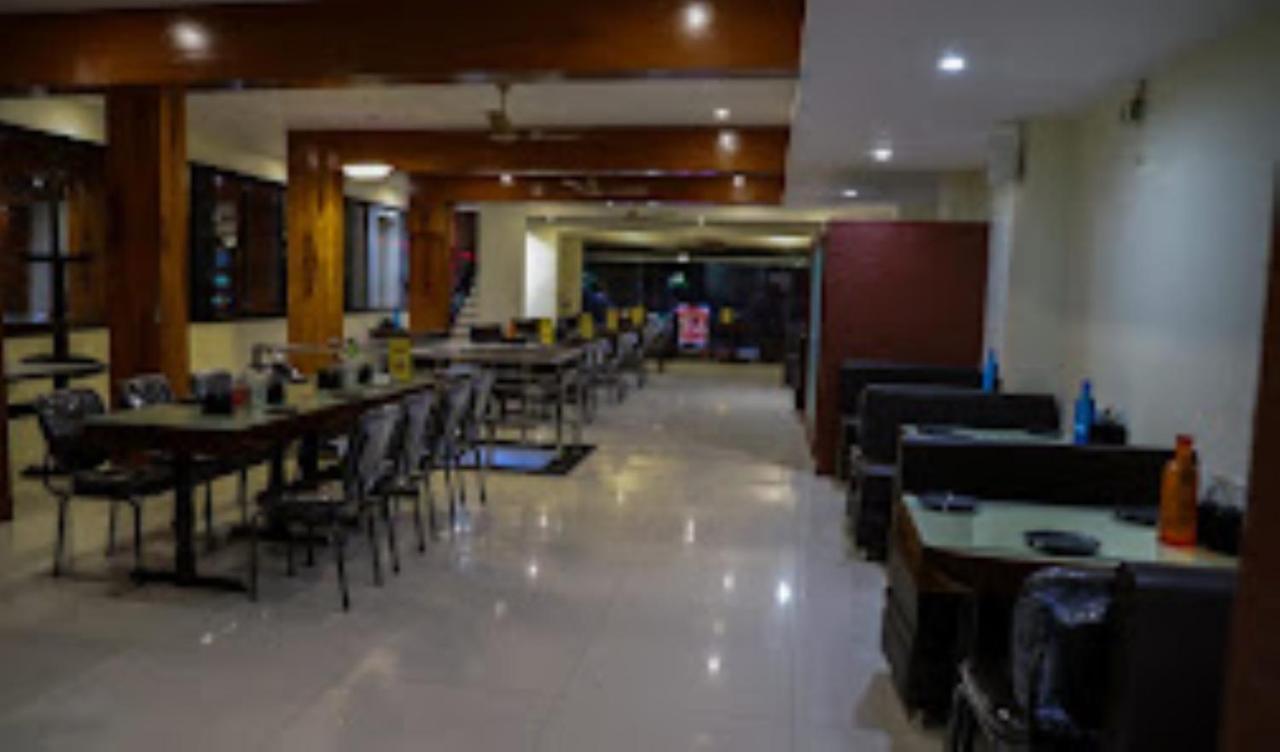 Hotel Vaibhav,Akola Zewnętrze zdjęcie